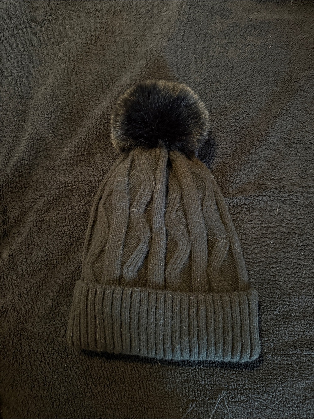 Women’s Cable Knit Pom Beanie - Black